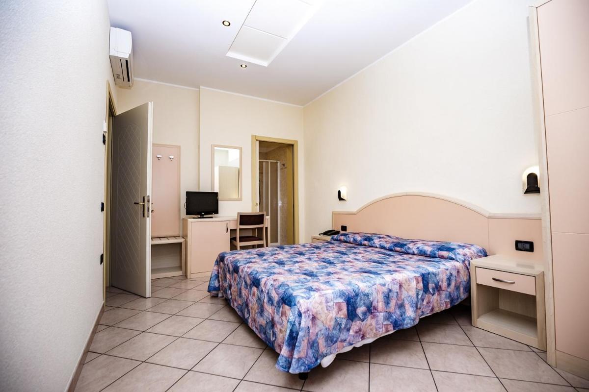 Hotel Sileoni Dependance Villa Antonio マリーナ・ディ・チェーチナ エクステリア 写真